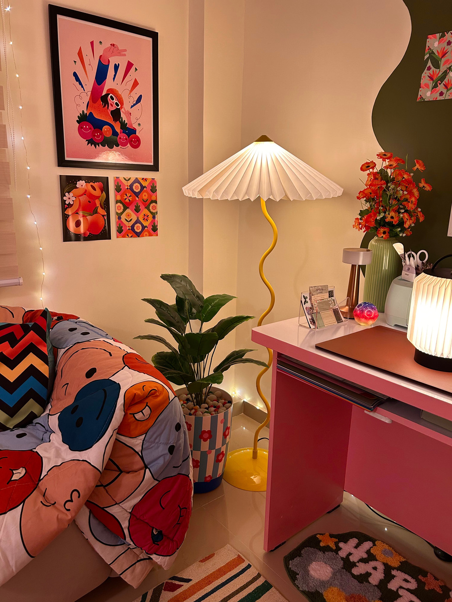 Fig Living lamp in colorful room setup